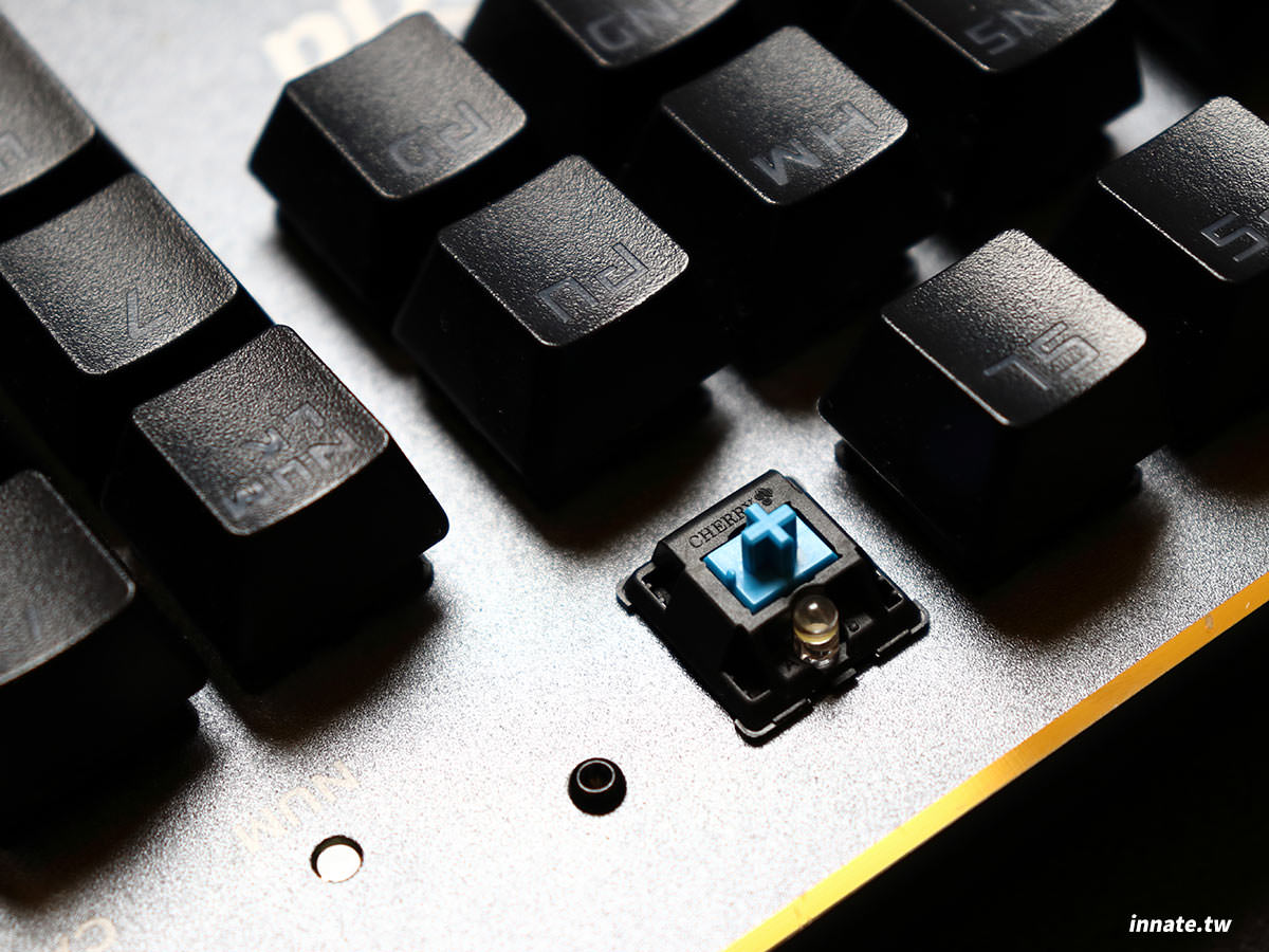 [開箱]廣寰 Kworld C550 機械鍵盤，採用德國Cherry MX青軸、強烈段落感配上清脆敲擊聲，手感令人上癮。