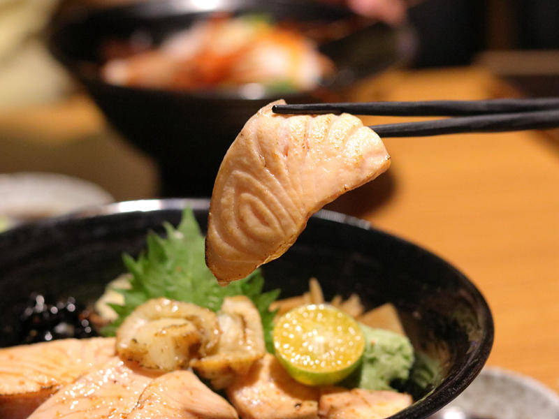 桀壽司_鮭魚親子丼的鮭魚肉片.jpg